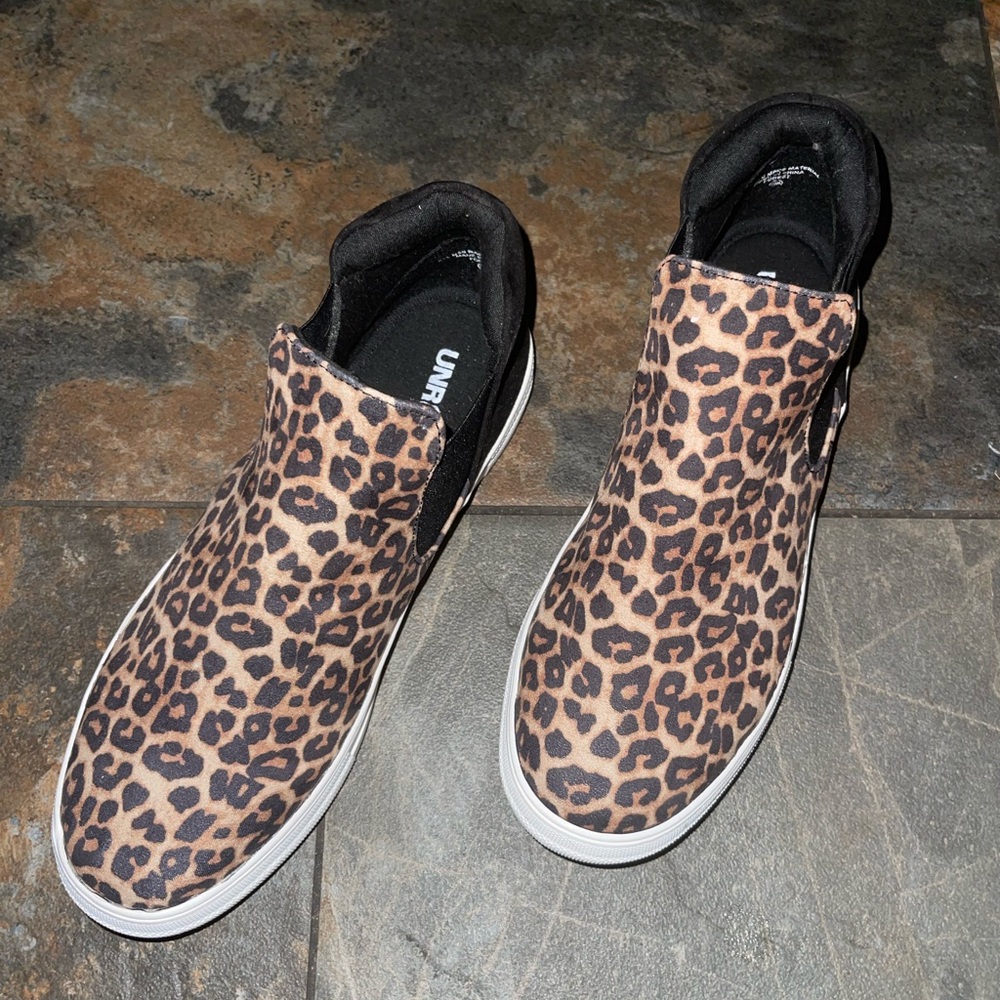Unra8ed no lace slip on sneaker